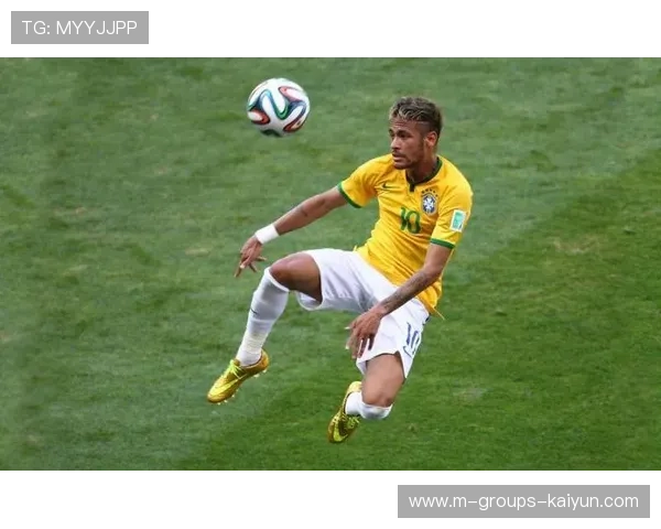 内马尔单手护球转身分向另一侧，巴西前场布局精妙：技艺与战术的完美协奏